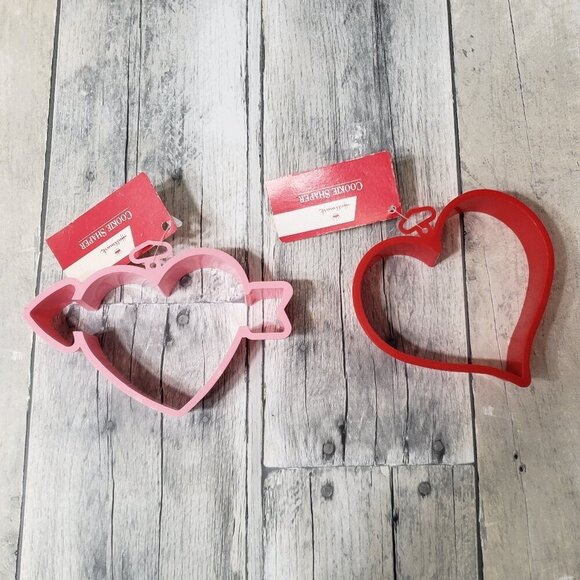 New Vintage Hallmark Plastic Open Cookie Cutters Heart Arrow - Picture 1 of 3